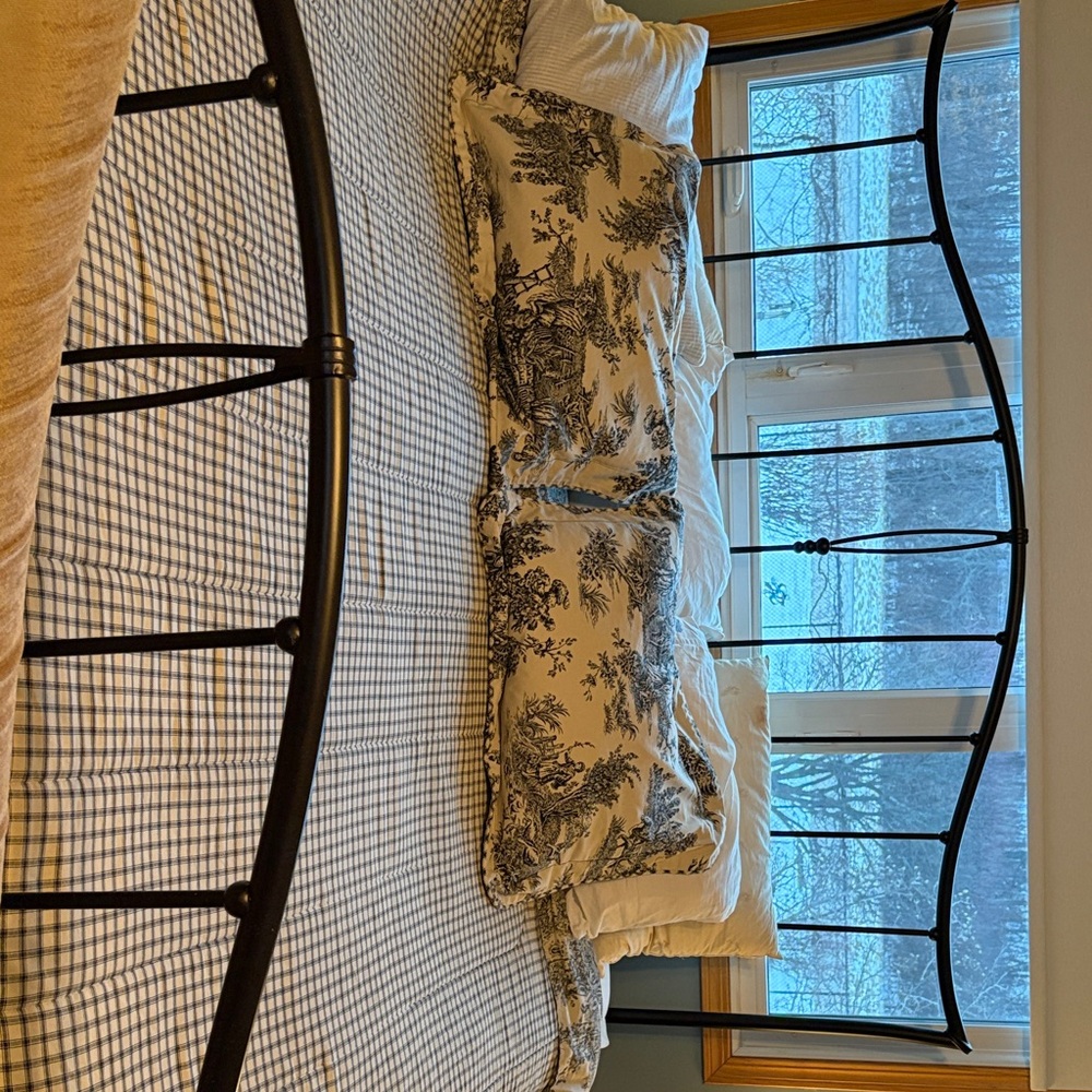 Waverly Black and White Toile Comforter Set. Reversible. Queen.